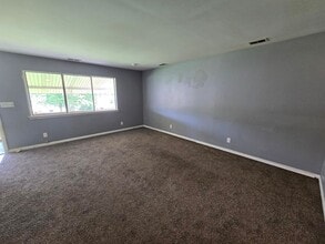 Building Photo - 903 Vinewood Ln