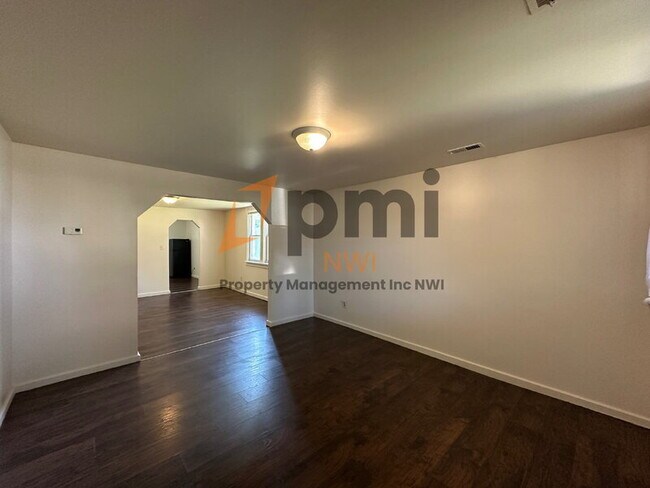 Foto del edificio - 4635 Towle Ave