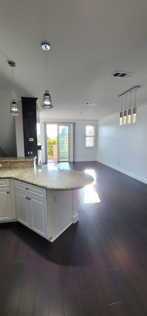 Building Photo - Gorgeous 3 Bedroom 4 Bath with Stunning Vi...