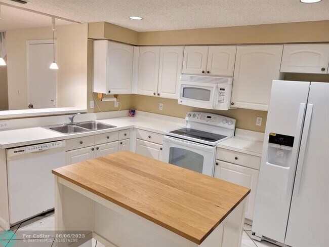 Building Photo - 1412 Barcelona Way