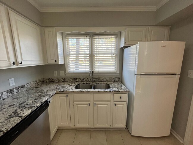 Building Photo - Convenient 3BD, 2.5BA Raleigh Townhome wit...