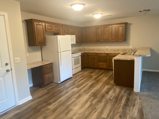 Foto del edificio - 1617 E Military Ave