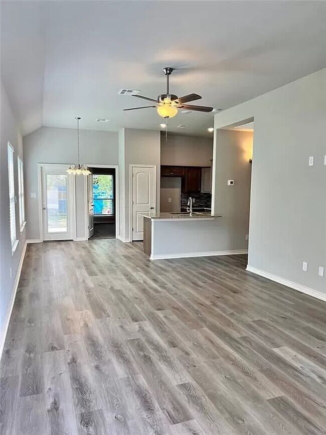 Building Photo - 4 Bedroom 3 Bath