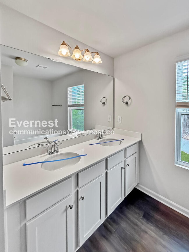 Building Photo - 4 Bed, 2.5 Bath Home with Garage / Pet-Friendly / Vouchers Accepted / Coming Soon!