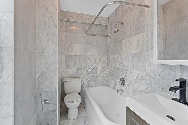 Foto principal - 201 E 35th St