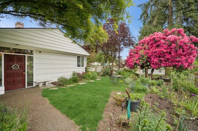 Building Photo - 4 bedroom in Seattle WA 98125
