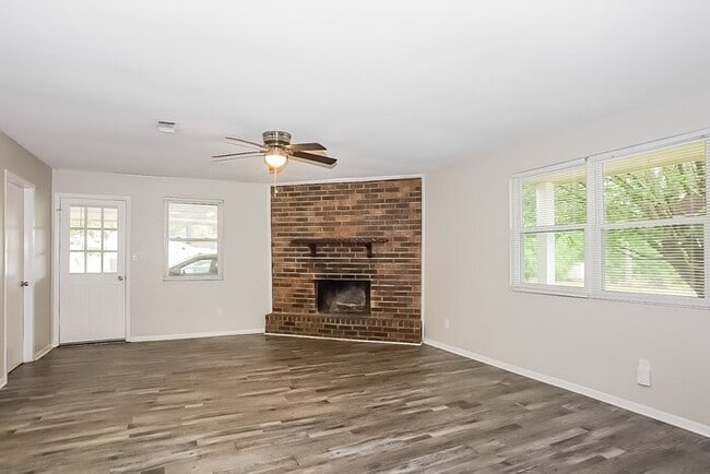 Building Photo - 217 Pineview Dr