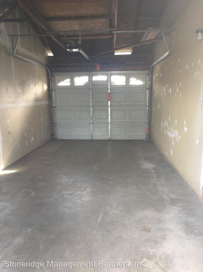 Building Photo - 419 W County Line Rd