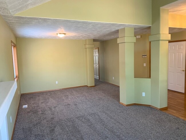 Building Photo - Light and Bright One Level Home with Vault...