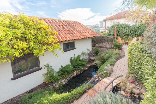 Building Photo - 895 Somerset Ct