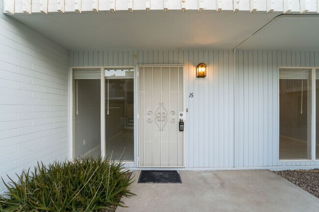 Building Photo - Well-maintained 2-bedroom, 1.5-bath townhome in the heart of Central Phoenix!