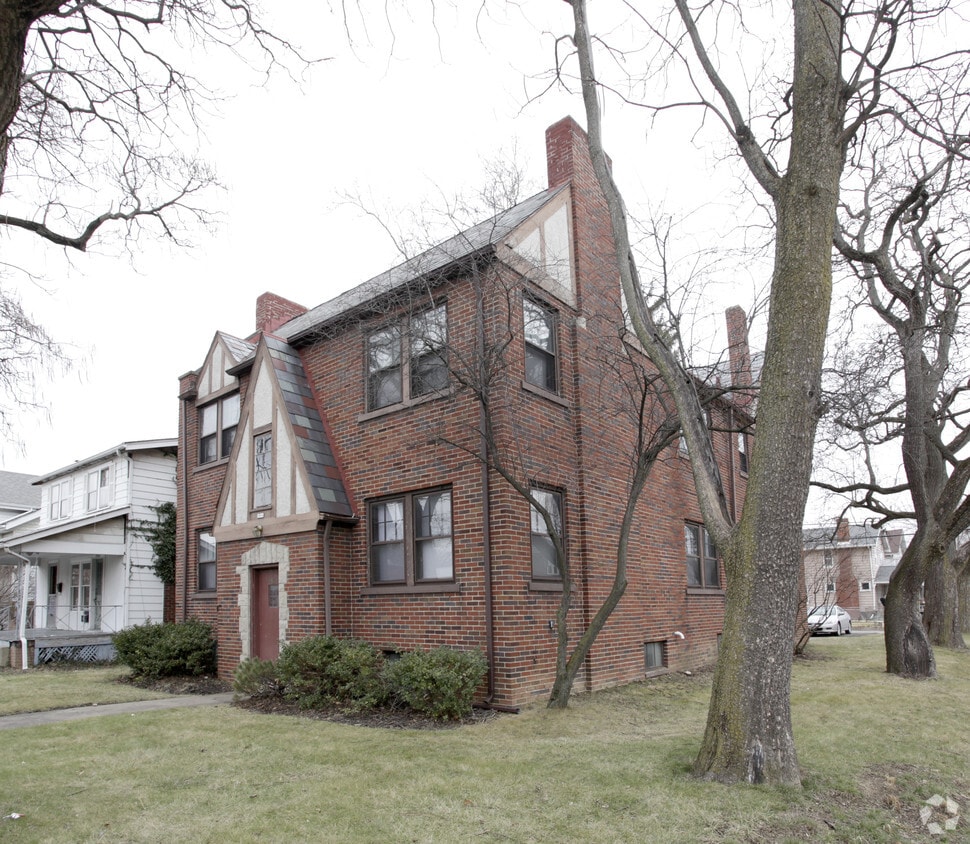 Building Photo - 2984 Indianola Ave