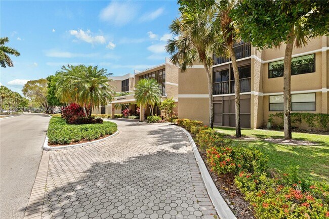 Foto del edificio - 16400 Golf Club Rd