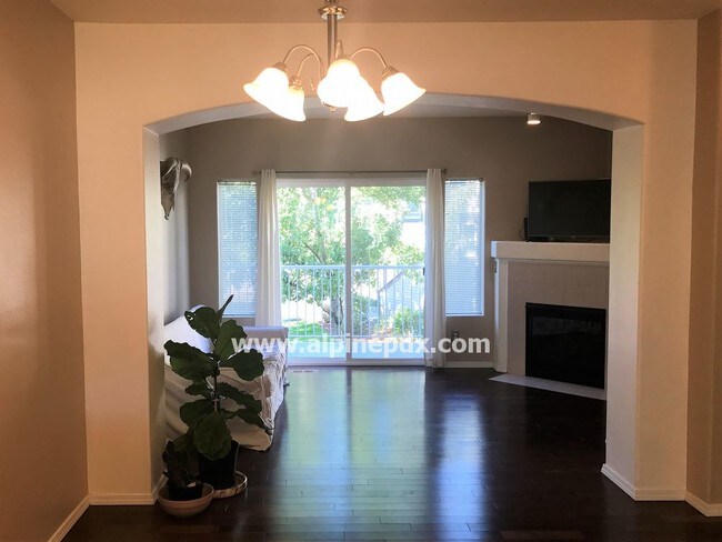 Building Photo - Great Townhouse Lots of Light Pet Friendly