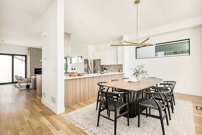 Foto del edificio - LUX 3BD, 4BA Sunnyside Home with Office and 2-Car Garage