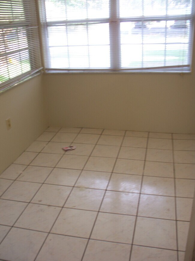 Building Photo - Beautiful Bungalow with heart-of-pine floors