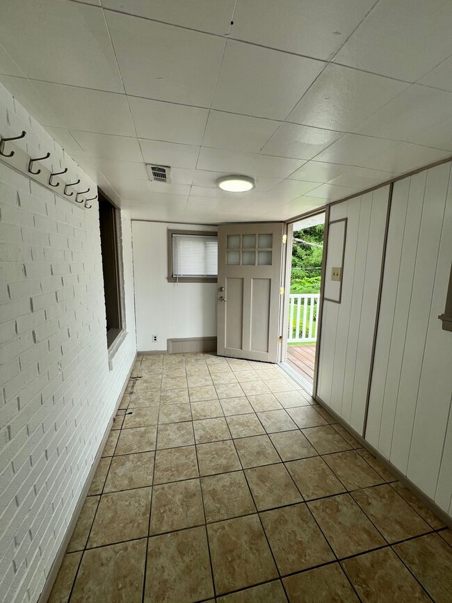 Building Photo - 3 Bedroom Apartment Available w/ 2 car garage