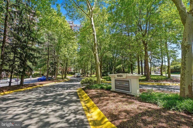 Building Photo - 10101 Grosvenor Pl