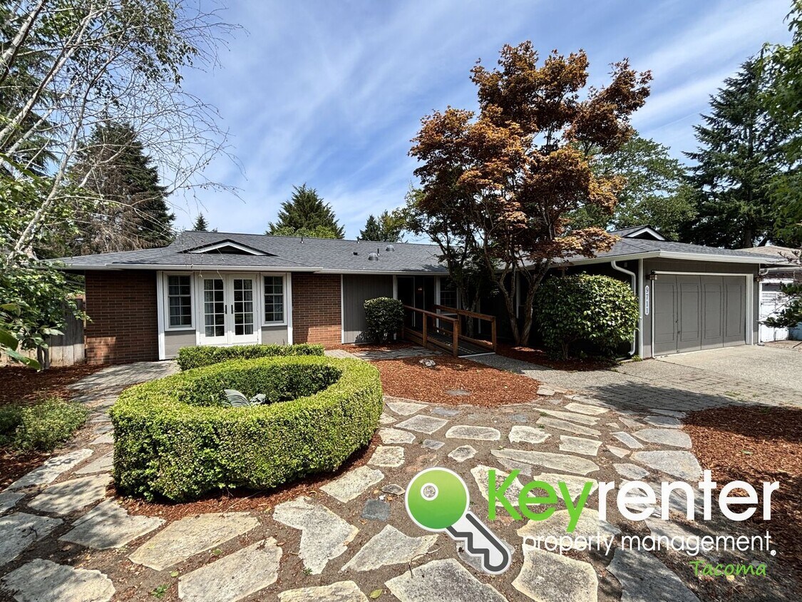 Foto principal - Stylishly Updated Lakewood Home in Seclude...