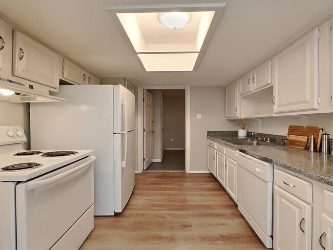 Foto del edificio - Remodeled 3BR/1.5BA Home with Garage, Spacious Layout & Modern Upgrades