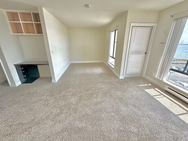 Foto del edificio - $500 OFF FOR FIRST MONTH RENT!!! Top Floor...