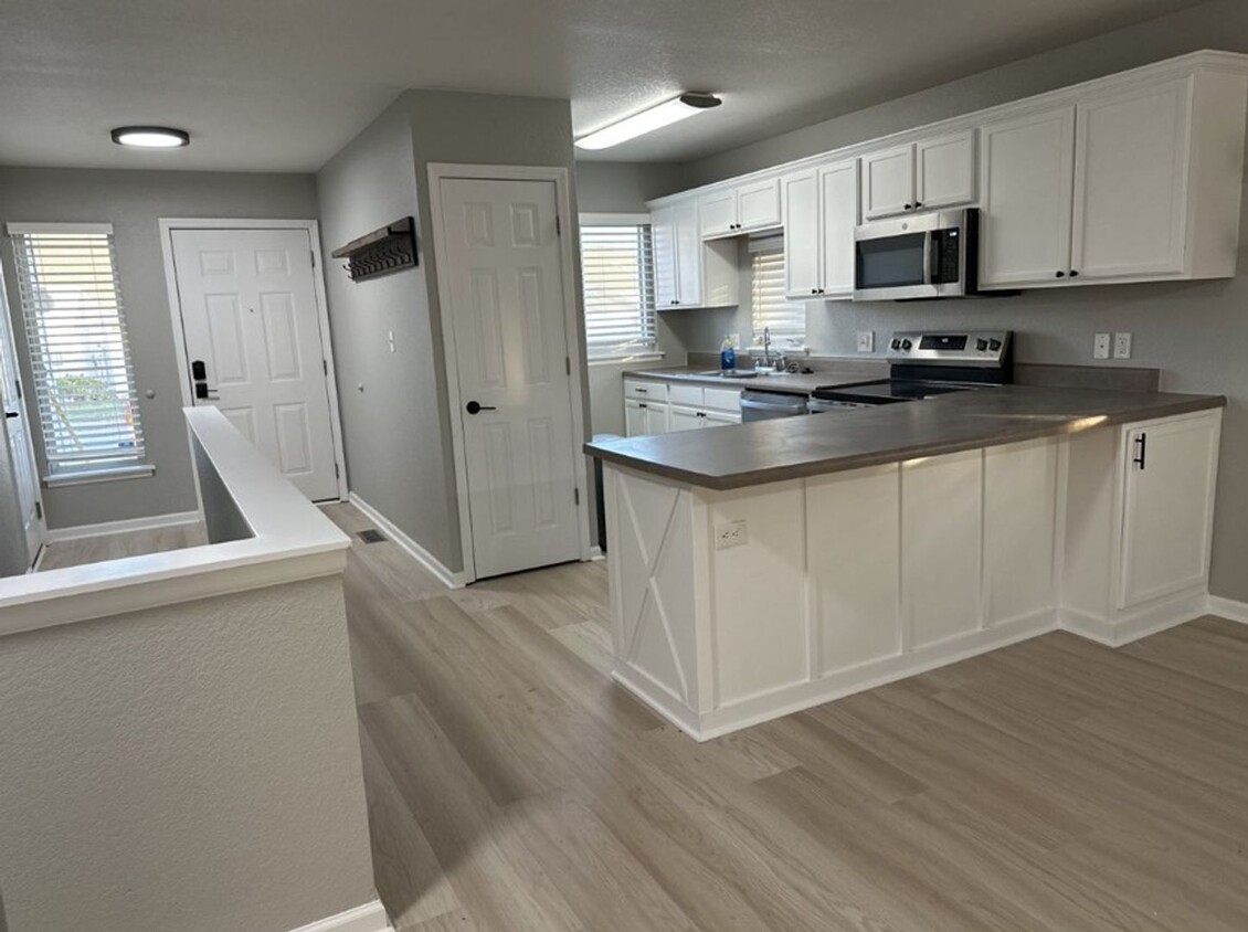 Primary Photo - Beautiful Town Home + Deck & Patio + Easy ...