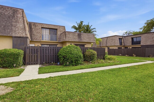 Foto del edificio - 4102 Waterview Cir