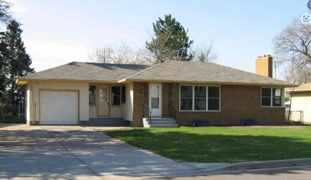 Single Family Home with 4 bedrooms and 2 bathrooms - 1142 Sextant Ave W