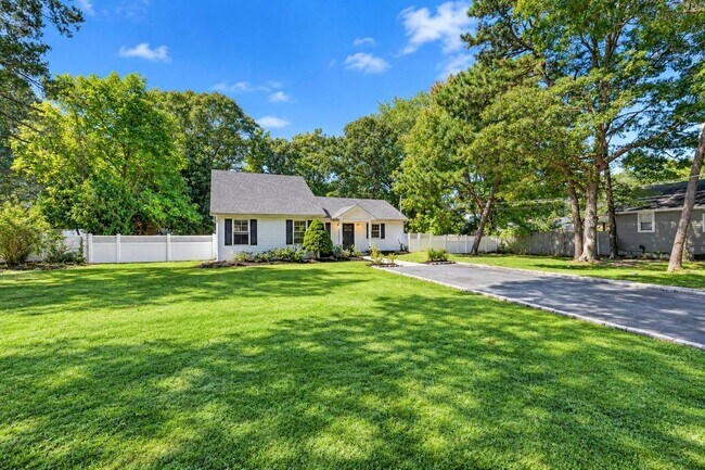 Building Photo - 212 N Evergreen Dr