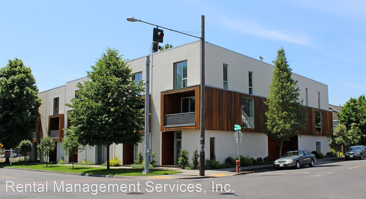 Foto principal - 1 br, 1.5 bath House - 644 NE Knott St