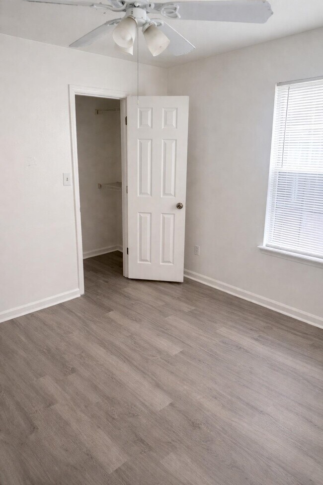 Foto del edificio - 2221 Timberwood Cir N