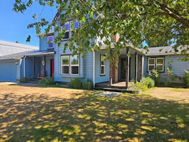 Foto del edificio - ½ OFF First Month's Rent! Spacious Two Sto...