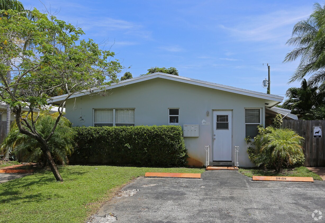 Building Photo - 825 NE 16th Pl