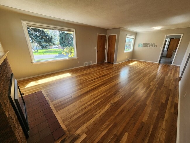 Building Photo - Beautiful single family home just minutes from Argonne and Upriver Drive!