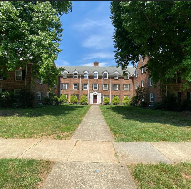 Front of building - 2419 Longview Ave SW Apartment
