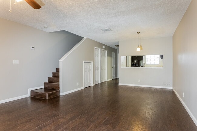 Building Photo - 8341 Fairway Rd
