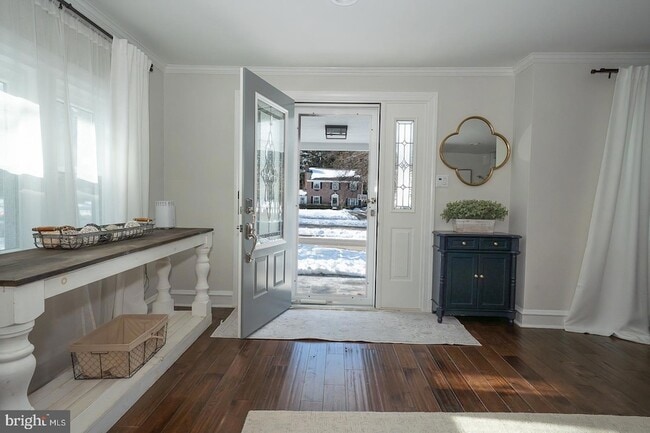 Building Photo - 227 E Hathaway Ln