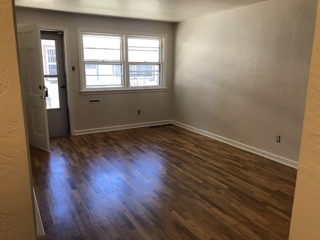 Building Photo - Parkmoor Apartments