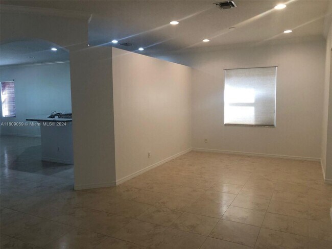 Building Photo - 4274 E Seneca Avenue, Weston, FL 33332