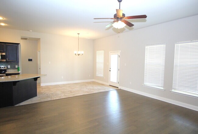 Foto del edificio - Spacious 3-Bedroom, 2-Bath Brick Home in N...