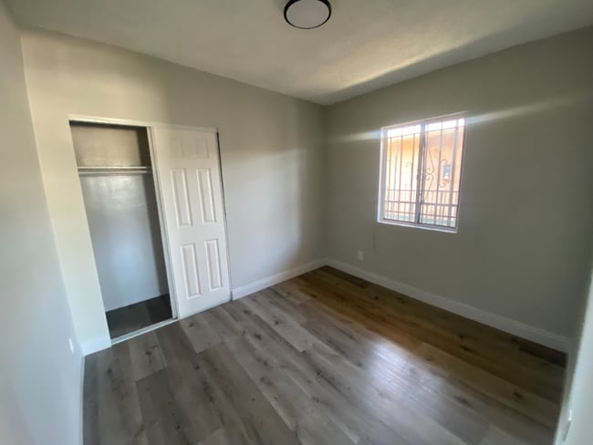 Foto del edificio - 7406 S Hoover St