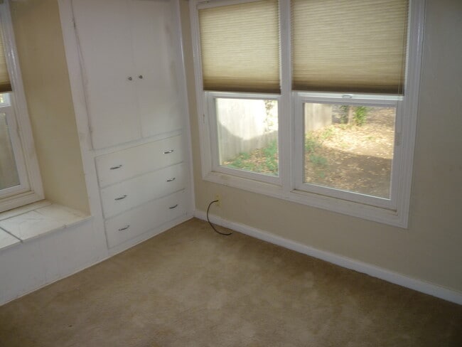 Building Photo - Cute 2 Bed 2 Bath!
