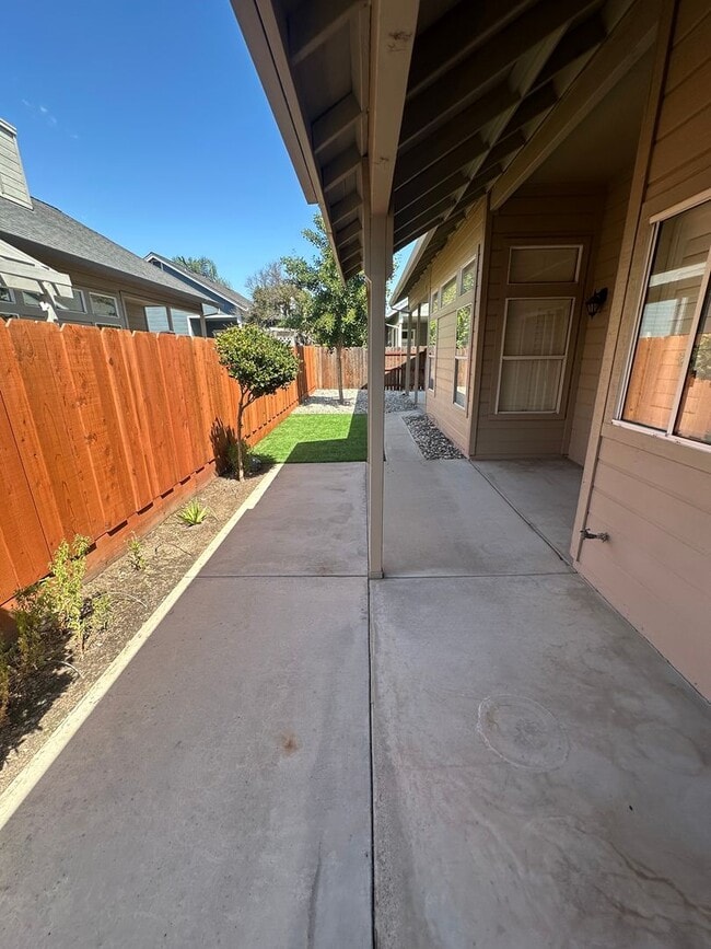 Building Photo - Beautiful 3 bedroom!