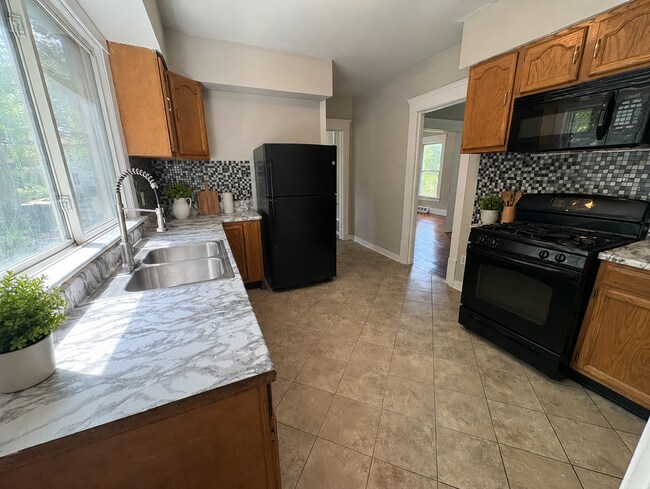 Foto del edificio - Large 5-Bedroom Akron Rental with Formal Dining Room and Full Basement