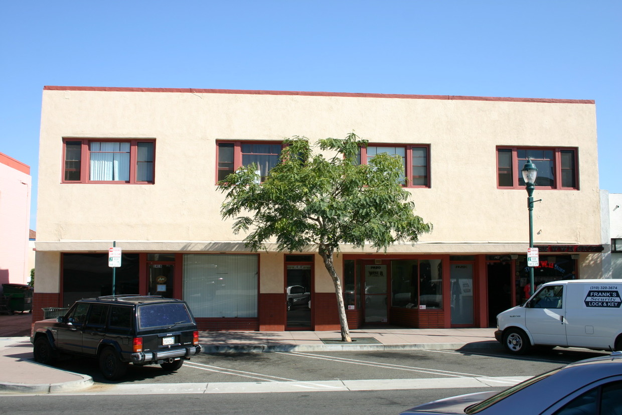 Frente del edificio - 1418 Marcelina Ave