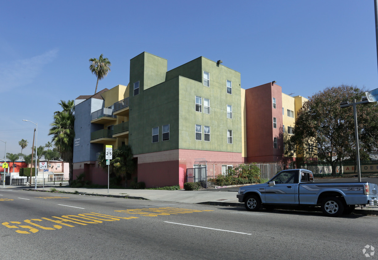 Foto del edificio - Broadway Village I Apartments