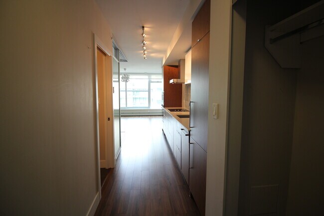 Photo du bâtiment - 619-159 West 2nd Avenue