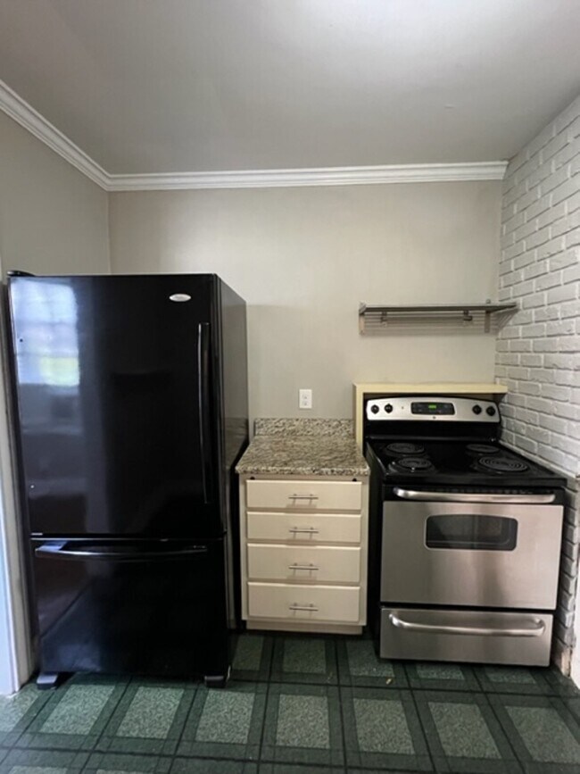 Foto del edificio - Location - Location - 2 story Duplex - Move In Ready !! This 2-bedroom - 1 Full Bath home is conv...