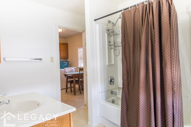 Building Photo - 1203 E 5th St