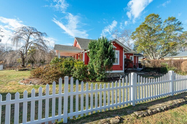 Building Photo - Charming Black Mountain Rental!
